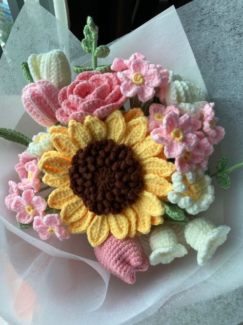 Sunflower Pink Bouquet, Pink Crochet Flowers, Tulip Pattern Crochet, Knitted Flower Bouquet, Pink Crochet Bouquet, Crochet Mothers Day Gifts, Crochet Mothers Day, Crochet Tulip Bouquet, Pink And White Tulips