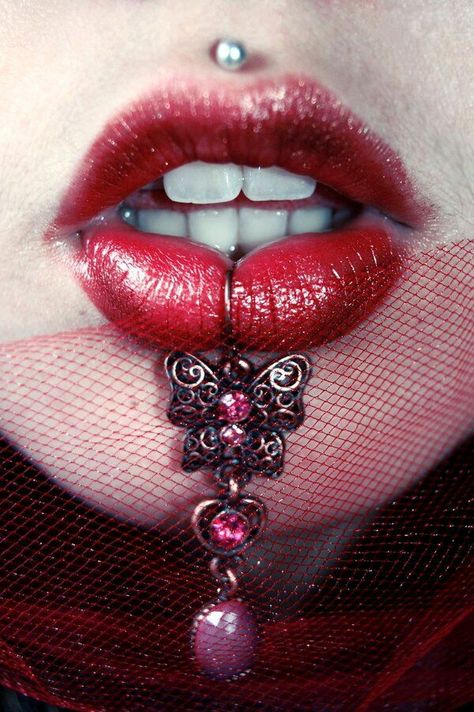 Lips Aesthetic, Lip Piercings, Gold Body Jewellery, Nice Lips, Glitter Lips, Cool Makeup, Lip Piercing, Body Piercings, Aquamarine Jewelry