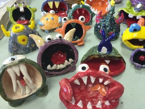 Pinch pot monsters Pinch Pot Monsters, Clay Monster, Clay Pinch Pots, Clay Projects For Kids, Clay Lesson, Clay Monsters, Hantverk Diy, Kids Clay, Ceramic Art Sculpture