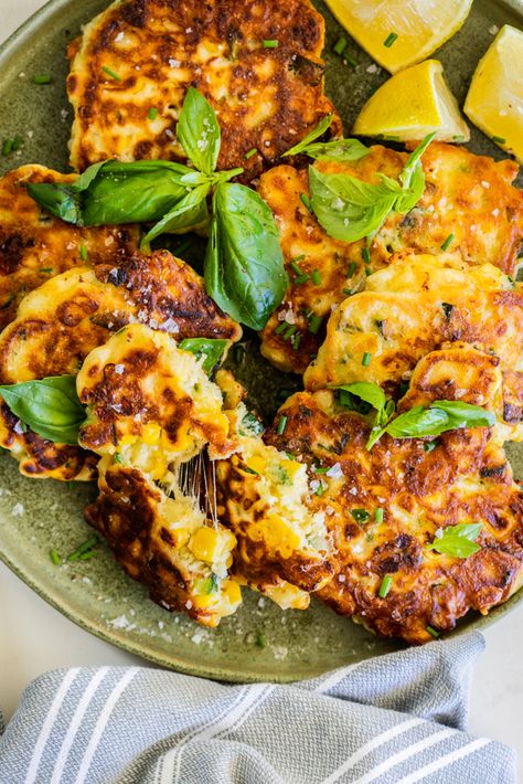 Cheesy Corn Zucchini Fritters - Simply Delicious Zucchini And Corn Fritters, Healthy Sour Cream, Yummy Lunch Recipes, Zucchini Corn Fritters, Corn Zucchini, Zucchini Corn, Cheesy Corn, Bacon And Eggs, Cheesy Zucchini