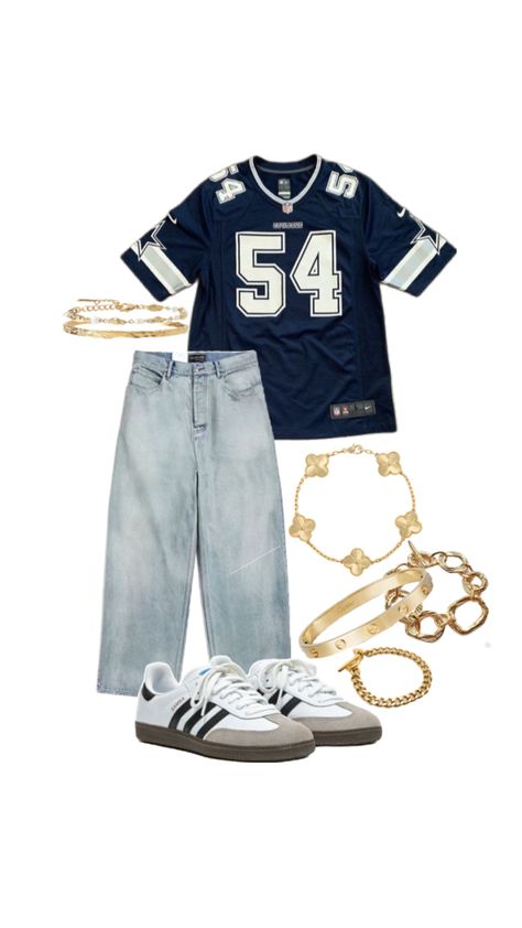 An ameican high street styled outfit inspired by the black 90s american coulture that consists baggy jeans, adidas OG sambas, a wore down jersey and a mix of chunky vintage and modern petite jewlery. Baggy 90s Outfit, Aesthetic Baggy Clothes, 90s Streetwear Aesthetic, 90s Baggy Style, Baggy Jeans Outfit 90s, Y2k Fashion Street Styles, Samba Adidas Outfit, Black 90s Fashion, Adidas Og