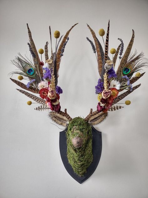 This striking Botanical STAG HEAD WALL MOUNT is an extremely unique decorative piece for your home, bar, or office. Handcrafted in The Cotswolds with home grown and dried flowers it is the freshest form of animal head wall art on the market. Each stag head is meticulously designed using naturally grown and mostly wonky organic dried flowers to create wonderful symmetry in the antlers. We are delighted to offer FREE DELIVERY on this item. Hunting Lodge Interiors, Animal Head Wall Art, Wall Mounted Art, Animal Wall Mount, Deer Antler Crafts, Animal Head Wall Decor, Taxidermy Decor, Deer Artwork, Animal Head Wall