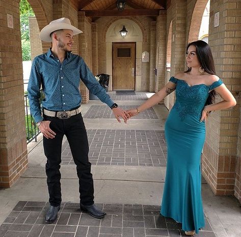 👀❤️ Vaquero Prom Outfit, Vaquero Couple, Outfits Parejas, Couple Outfits Matching, Cowgirl Look, Country Couples, Fiesta Outfit, Mexican Wedding, Couples Images