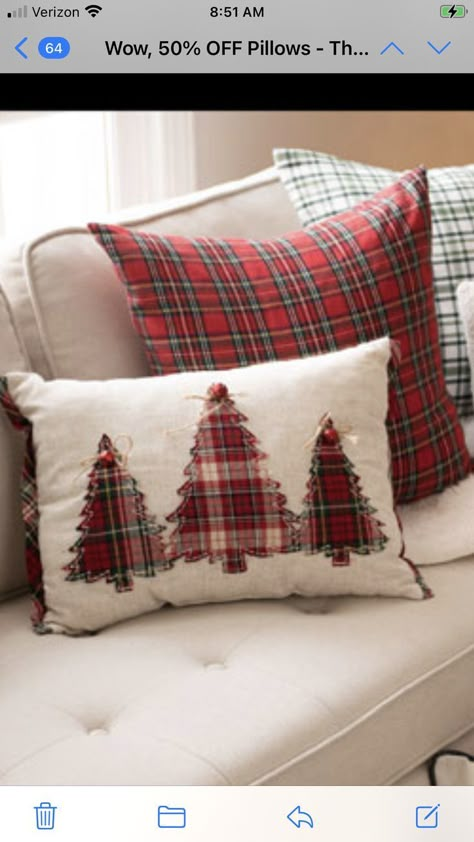 Easy Xmas Sewing Projects, Christmas Tree Pillows To Make, Christmas Patchwork Pillow, Sewing Christmas Pillows, Christmas Cushions Diy, Christmas Quilted Pillows, Christmas Pillows Diy Sewing Projects Free Pattern, Quilted Christmas Pillows, Christmas Cushions To Make