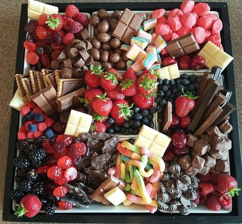 Fruit Buffet, Sweets Party, Party Tray, Food Boards, Dessert Platter, Dessert Aux Fruits, Party Food Platters, Party Trays, Party Platters