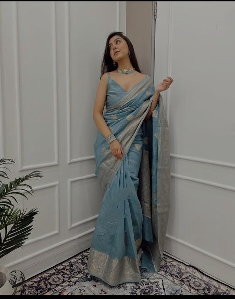 Pestal Colour Sarees, Wedding Guest Saree Look, Saree Wedding Guest, Wedding Guest Saree, Bridesmaid Outfits, Amazing Dp, Blouse Designs High Neck, Trendy Outfits Indian, Couple Wedding Dress