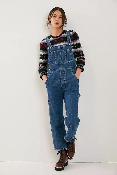 Jean Overall Outfits, Overalls Outfit Winter, Overalls Aesthetic, Women In Suspenders, Overalls Winter, Overalls Outfits, Pretty Pants, Vintage Overalls, Overalls Outfit