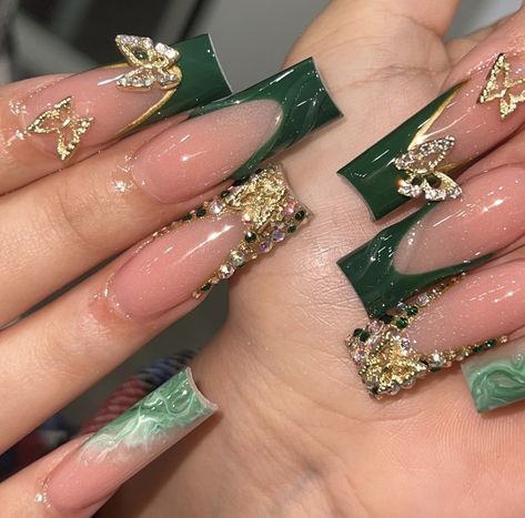 Dark Green Nails For Quince, Quince Nails Emerald Green, Green And Gold Nails Coffin, Wedding Nails Green And Gold, Dark Green Nails Designs Gold, Emerald Green Nails Quinceanera, Quince Ideas Green, Dark Green Nails Designs Square, Princess And The Frog Inspired Nails