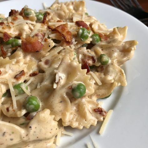 Pasta With Peas And Bacon, Bow Tie Pasta Recipe, Bow Tie Pasta, Pasta With Peas, One Pot Pasta Recipes, Bacon Pasta, Vegan Pasta Recipes, Pasta Ingredients, Pea Recipes