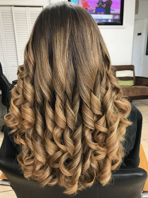 Big Curls For Long Hair, Curled Prom Hair, Night Out Hairstyles, Highlights Curly, Highlights Curly Hair, Hair Curling Tips, Barrel Curls, Curly Hair Photos, Curls For Long Hair