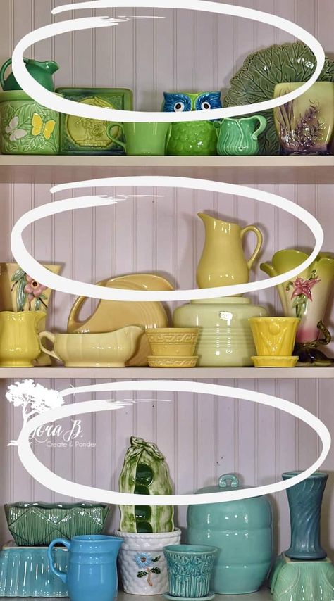 How To Display Pottery Collection, Fiesta Dishes Display, Vintage Dish Display, Vintage Dishes Display, Dish Display Ideas, Vintage Pottery Display, Antique Dishes Display, Dinnerware Display, Glassware Display