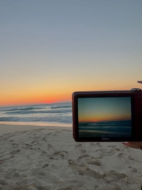 Photo of a camera taking a photo of the sunset on the beach Digital Camera Holiday Photos, Taking Photos Aesthetic Camera, Summer Digital Camera Aesthetic, Taking Pictures Of Sunset, Digital Camera Photos Aesthetic, Digital Camera Aesthetic Photos, Camera Pics, Digital Pics, Beach Instagram Pictures