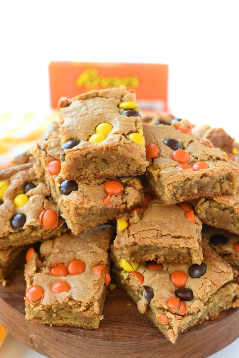 Chewy REESE's PIECES Peanut Butter Brownies - Sizzling Eats Butterscotch Blondies, Pastries Recipes Dessert, Reese's Pieces, Butter Brownies, Peanut Butter Candy, Blossom Cookies, Peanut Butter Desserts, Peanut Butter Brownies, Sweet Snacks Recipes