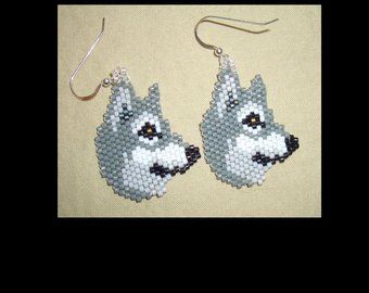 Native American Beadwork Earrings, Loom Beading Patterns, Beads Animals, Native Patterns, Wolf Earrings, Beaded Critters, Native American Beadwork Patterns, Beaded Dragonfly, Beaded Charms