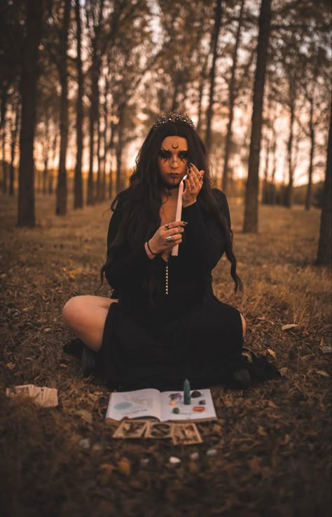 Witchy Photography, Halloween Shot Ideas, Halloween Styled Shoot, Tumblr Photoshoot, Witch Photos, Gothic Photography, Horror Photos, Nature Witch, Witch Coven