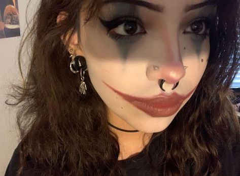 Clown Smile Makeup, Cute Clown Makeup Tutorial, Clown Makeup Happy, Clown Makeup White Face, Scary Clown Makeup Women, Clown Makeup No White Base, Clown Makeup Female, Clown Makeup Aesthetic Easy, Makeup Ideas Fun