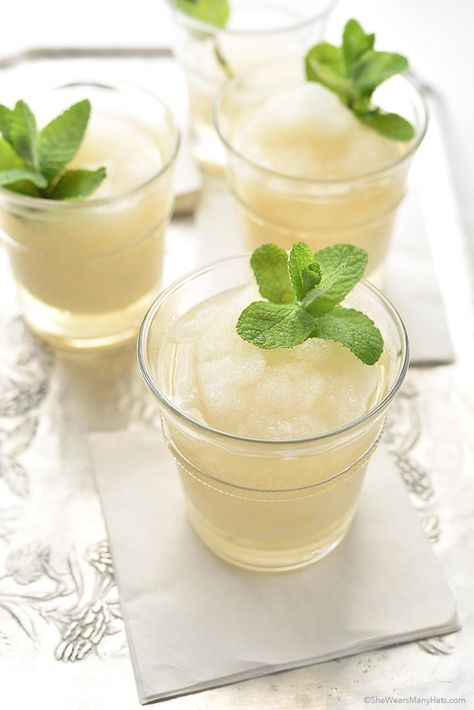 From blackberry to thai basil, check out these ten unique and refreshing mint julep recipes you need to try on Derby Day! Mint Julep Recipe Kentucky Derby, Kentucky Derby Cocktails, Julep Recipe, Mint Julep Recipe, Mint Juleps, Mint Julep Cups, Mint Recipes, Best Cocktail Recipes, Drinks Alcohol Recipes