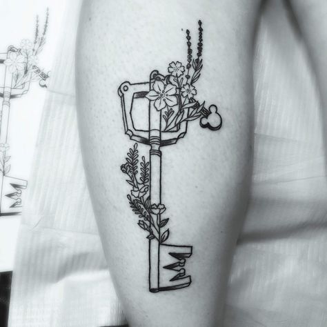 Keyblade Tattoo Kingdom Hearts, Kingdom Hearts Tattoo Designs, Keyblades Kingdom Hearts, Nerd Tattoo Ideas, Gaming Tattoo Ideas, Video Game Tattoo Ideas, Keyblade Tattoo, Kingdom Tattoo, Kingdom Hearts Tattoo