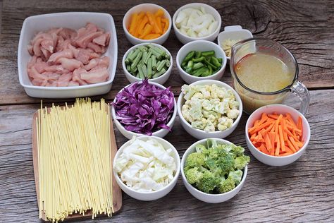 Yakisoba de frango com legumes - Tradicional | Mel e Pimenta Guacamole, Asian Recipes, Food And Drink, Rice, Cheese, Snacks, Chicken, Ethnic Recipes