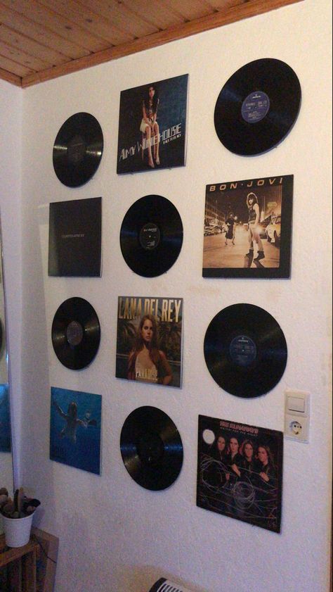 Discs On Wall, Lana Del Rey Paradise, Music Bedroom, Cd Wall, Vinyl Room, Vinyl Decor, Wall Vinyl Decor, Grunge Room, Makeover Bedroom