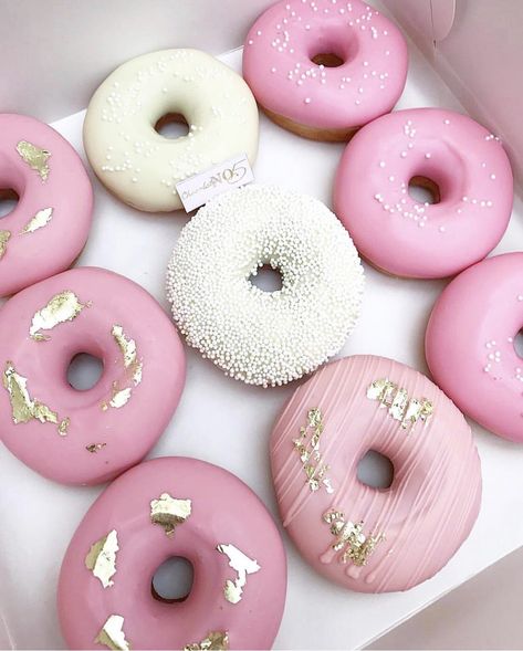 Pinterest @spiciwasabi 🦋🦋🦋 a box of pink + white doughnuts Fancy Donuts, Pink Doughnuts, New Year's Desserts, Birthday Sweets, Donut Bar, Dessert Boxes, Pink Donuts, Homemade Donuts, Pink Foods