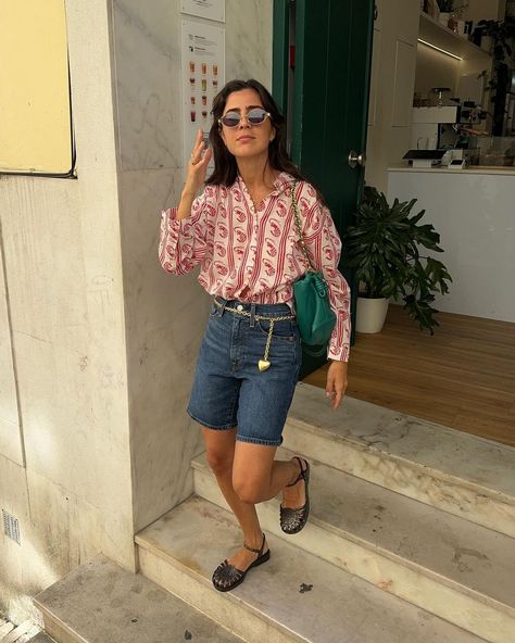 Vicky Montanari (@vicmontanari) • Instagram photos and videos Moda Denim, Mexican Shirts, Mid Thigh Shorts, Summer Wardrobe, Shirt Outfit, Spring Summer Fashion, Minimalist Fashion, Warm Weather, Short Outfits