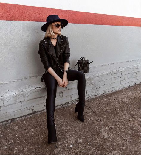 7c4ede33a62160a19586f6e26eaefacfdesc43122961ri Black Hat Outfit, Fedora Outfit, Fedora Hat Outfits, Hat Fedora, Disco Pants, Rock Outfits, Rocker Style, Rock Chic, Looks Black