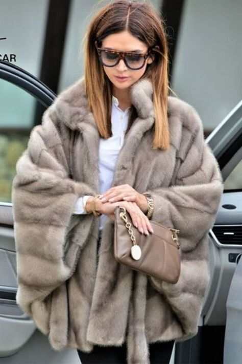 Fur Coat Outfit Casual, Mink Fur Coat Women, Fur Street Style, Fur Poncho, Fur Coat Outfit, Black Fur Coat, Denim Coat Women, Trendy Outerwear, Fur Coat Vintage