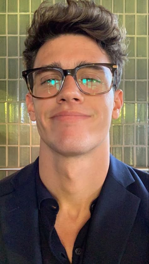 Xavier Serrano Selfie, Xavier Serrano Aesthetic, Men Glasses Aesthetic, Glass Outfit, Loren Hale, Man Selfie, Mens Eye Glasses, Xavier Serrano, Corte De Cabelo Masculino