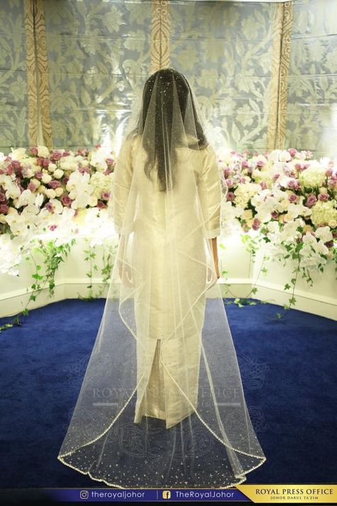 Tunku Tun Aminah's Veil is soooo simple and pretty. Tunku Aminah Wedding, Tunku Aminah, Veil Nikah, Wedding Songket, Malay Wedding Dress, Grey Weddings, Raya 2023, Kebaya Lace, Baju Kahwin