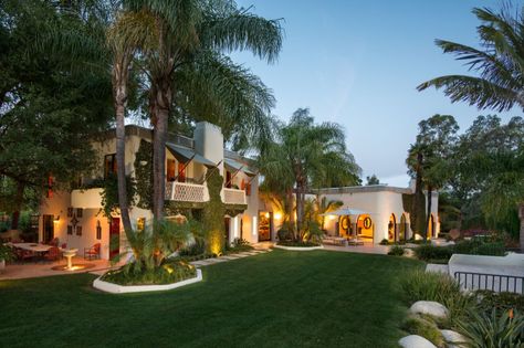 Tour an $85 Million House Once Owned By Cher and Eddie Murphy 1970s Mansion, Equestrian Barns, Beverly Hills Mansion, Beverly Hills Houses, Mega Mansions, Equestrian Facilities, Casas Coloniales, Property Design, Eddie Murphy