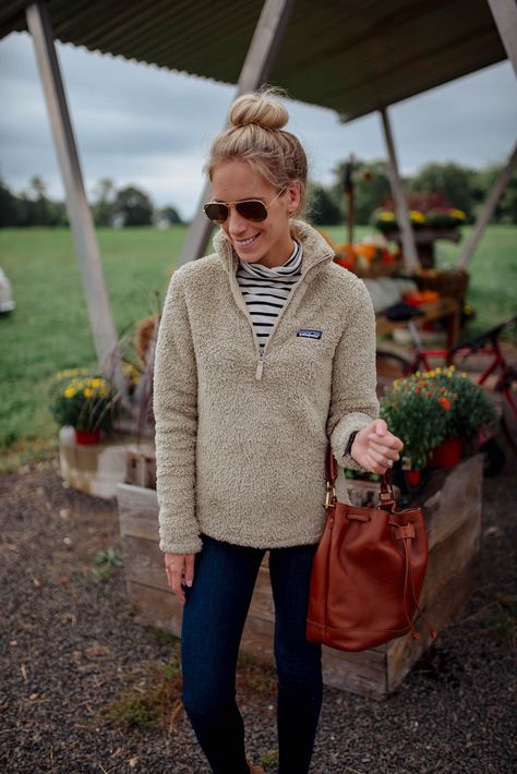 Ultimate Guide To The Best Fleece Pullovers & Jacket For Fall http://www.katiesbliss.com/2018/09/guide-to-the-best-fleece-pullovers-jackets.html Fleece Outfit Women, Fleece Pullover Outfit, Cute Hiking Outfit, Patagonia Fleece Pullover, Patagonia Outfit, Fleece Outfit, Pullovers Outfit, Ethno Style, Outdoor Fashion