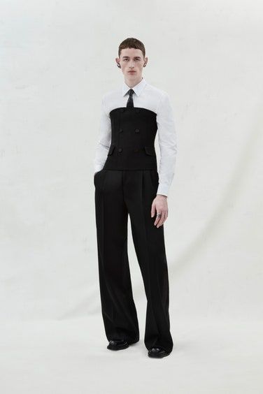 Asymmetrical Suit Men, Alexander Mcqueen Men Outfit, Officiant Outfit, Alexander Mcqueen 2023, Mcqueen Menswear, Business Fits, Alexander Mcqueen Menswear, Fall 2023 Menswear, Mens Runway Fashion