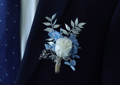 nice boutonniere Dried Boutonniere, Pampas Grass Arrangement, Wedding Decisions, Dried Flower Bouquet Wedding, Blue Boutonniere, Dried Flower Bouquets, Pretty Bouquet, White Boutonniere, Prettiest Bouquet