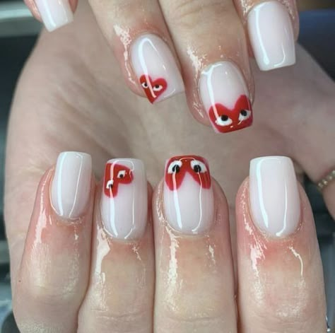 Cdg Heart Nails Short, Nails Cdg Heart, Streetwear Nails Short, Short White Square Acrylic Nails, Cdg Nails Acrylic, Streetwear Nails Designs, Cdg Heart Nails, Cdg Nails, Nails Streetwear