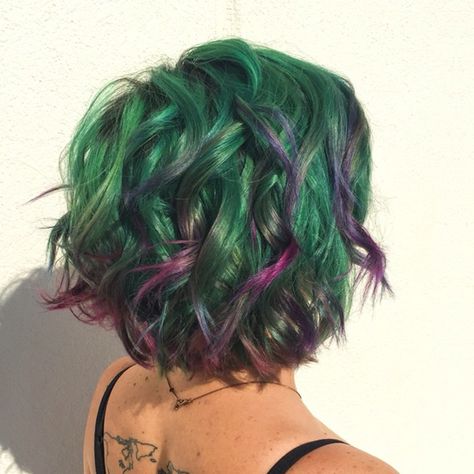 Hairstylists have been taking inspiration from the popular plants to create purple-and-green succulent hair. Coloured Dreads, Purple And Green Hair, Exotic Hair Color, Exotic Hair, Green Hair Dye, Vivid Hair, Hair Metal, Vibrant Hair, Coloured Hair