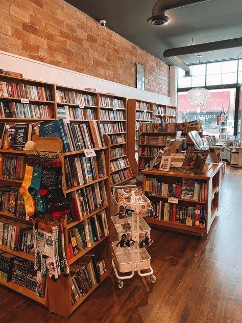 Small Book Store Aesthetic, Small Bookstore Interior, Small Bookstore Design, Book Shop Ideas, Bookstore Layout, Small Bookstore Aesthetic, Tiny Bookstore, Dream Bookstore, Cute Bookstore