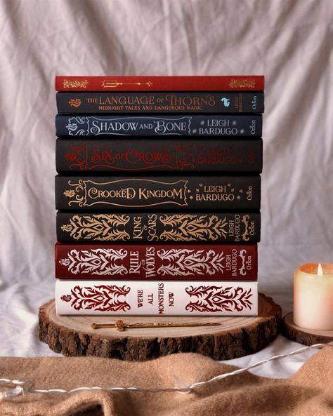 Shadow and Bone Fanpage on Instagram: “𝐠𝐫𝐢𝐬𝐡𝐚𝐯𝐞𝐫𝐬𝐞 𝐬𝐭𝐚𝐜𝐤 🖤 happy tuesday! i’m trying not to reread too many books but i’m sure i’m going to reread some grishaverse books this…” The Language Of Thorns, Nikolai And Zoya, Grishaverse Books, Bone Books, Bookshelf Art, Grisha Verse, Crooked Kingdom, People Reading, Shadow And Bone