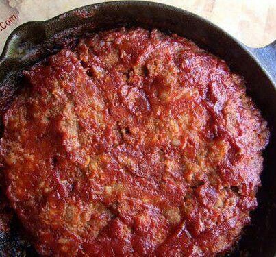 Hillbilly Meatloaf in a iron skillet Dutch Oven Recipes Cast Iron, Old Fashioned Meatloaf, Cast Iron Skillet Cooking, Classic Old Fashioned, Iron Skillet Recipes, Skillet Recipes, Dutch Oven Cooking, Cast Iron Skillet Recipes, Cast Iron Recipes