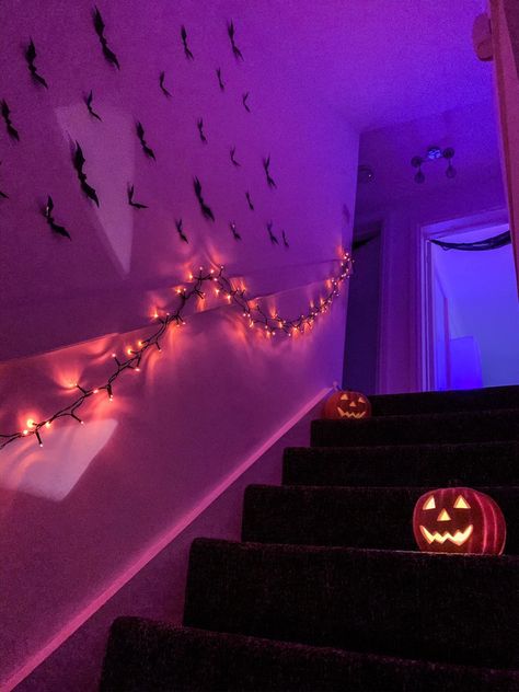 Halloween Lights Aesthetic, Halloween Party Mood Board, 2000s Halloween Decor, 90s Halloween Party Aesthetic, Halloween Party Aesthetic Decor, Simple Halloween Party Ideas, Cute Halloween Party Decorations, Purple Halloween Aesthetic, Aesthetic Halloween Decor