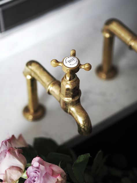 Brass Kitchen Tap, Undermount Stainless Steel Sink, Old Fashioned Kitchen, Ceramic Bathroom Sink, Brass Tap, Ceramic Sinks, Brass Kitchen, Granite Sink, Brass Faucet