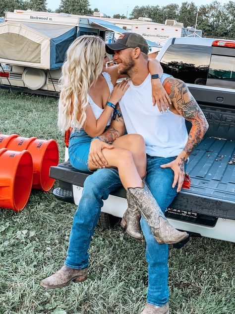 Couple Concert Pictures Country, Couples Country Outfits, Country Concert Couple Outfits, Guy Country Concert Outfit, Concert Couple Outfit, Country Couple Outfits, Country Concert Picture Ideas Boyfriend, Couples Country Concert Outfits, Couple Country Concert Outfit