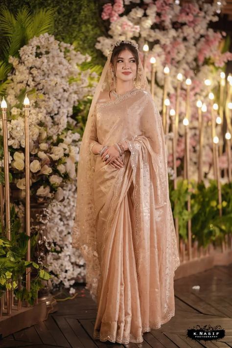 Nikah Saree Brides, Simple Bride Indian, Akdh Outfit, Hijabi Sari, Engagement Bride Indian, Nikah Saree, Walima Saree, Nikkah Saree, Reception Look Bride Indian