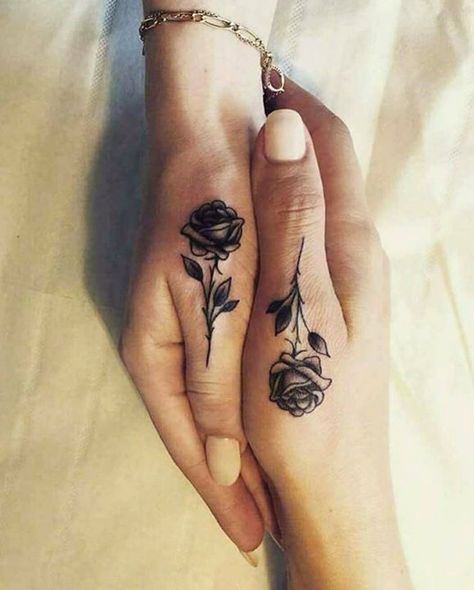 Rose thumb tattoo Rose Tattoo Hand, Tattoo Main, A Small Tattoo, Thumb Tattoos, White Rose Tattoos, Rose Hand Tattoo, Unusual Tattoo, Black Rose Tattoos, Tattoo Trend