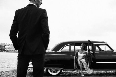 Classic Car Wedding, Car Engagement Photos, Prom Photography Poses, Vintage Car Wedding, Wedding Portrait Poses, Engagement Pictures Poses, Wedding Photoshoot Poses, Pre Wedding Poses, Wedding Picture Poses