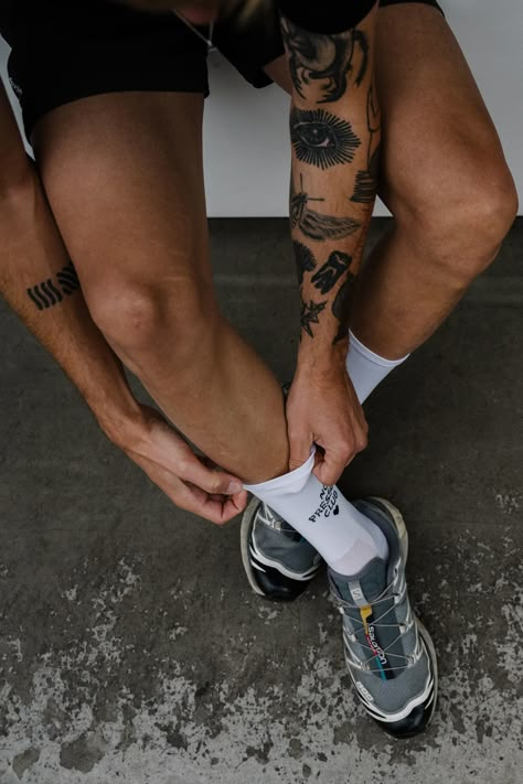 Run Club Aesthetic, Mens Gym Outfits, Athletic Photoshoot, Urban Running, Socks Photography, Running Photography, Run Cycle, Athletic Aesthetic, Hiking Club