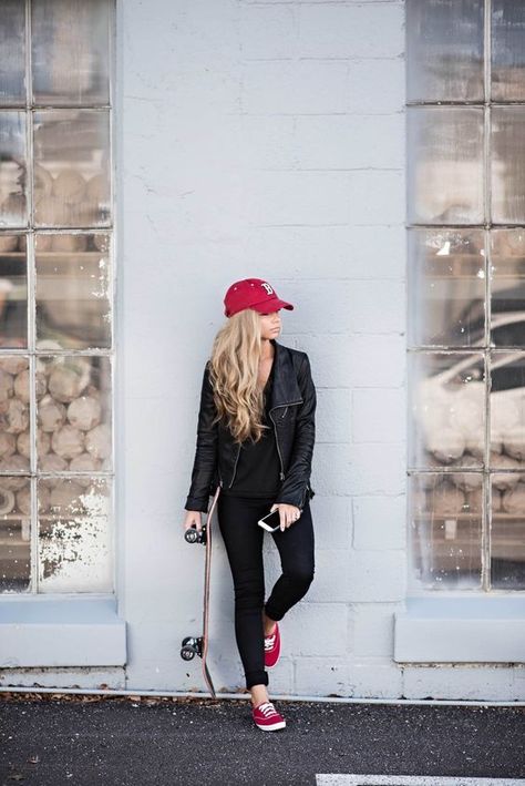 style baseball cap with leather jacket Cap Outfits For Women, Baseball Hat Outfit, Baseball Cap Outfit, Looks Jeans, Look Adidas, Cap Outfit, Brunch Outfit, Outfits With Hats, Sporty Outfits