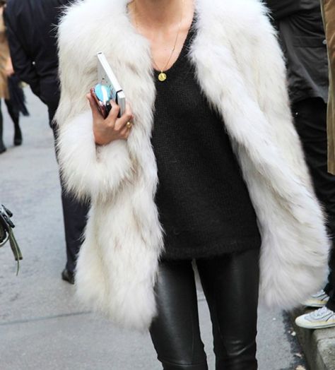 101 Fashion Tips and Tricks Every Girl Should Know White Fur Coat, Black And White Outfit, Mode Tips, Walking Down The Street, Model Street Style, Blazer Outfit, Black Leather Pants, Bohol, Winter Mode