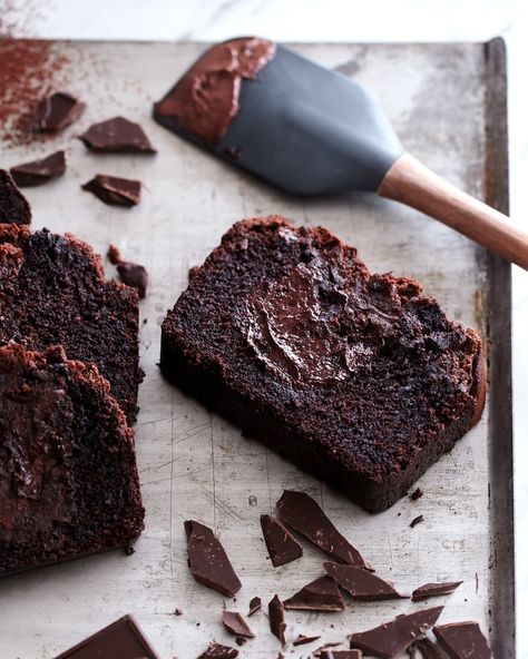 A chocolate slice of cake sits on a baking sheet. Fudgy Cake, Chocolate Loaf Cake, Dark Chocolate Cake, Loaf Cake Recipes, Chocolate Slice, Midnight Snack, Dark Chocolate Cakes, Chocolate Cheese, Chocolate Cakes