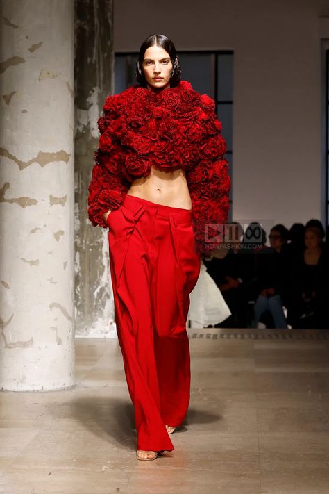 Rokh collection, Ready To Wear Spring Summer 2025, Paris Fashion Week, Runway Look Red Fashion Runway, Catwalk Fashion Runway, Spring Summer 2025, 2025 Runway, Runway 2024, Haute Mess, Paris Fashion Week Runway, Ready To Wear Fashion, Fashion Design Collection